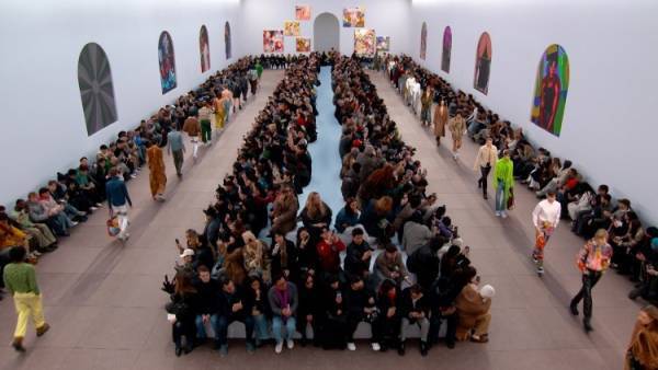 【ルック】ロエベがパリで2024年秋冬メンズコレクションを発表