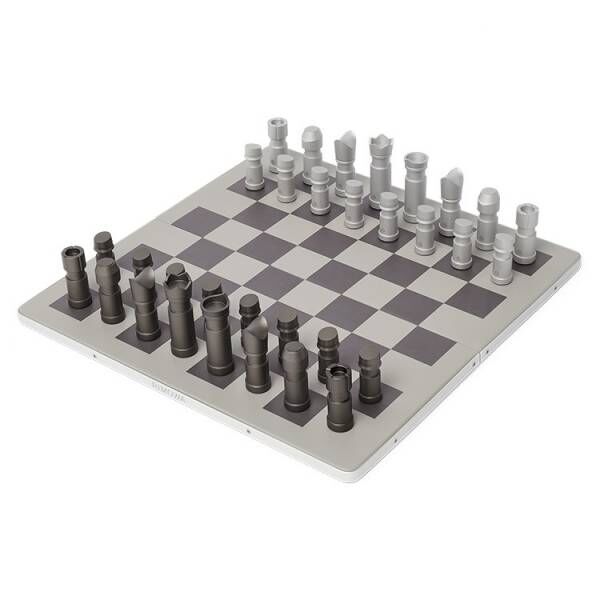 リモワからチェスセットをアルミニウム製アタッシェケースに収めたアイテムが登場