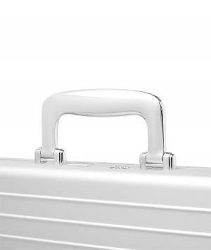 リモワからチェスセットをアルミニウム製アタッシェケースに収めたアイテムが登場