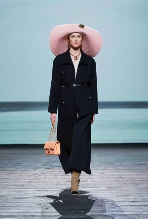 【ルック】シャネルがヴィルジニー ヴィアールによる2024/25年秋冬 プレタポルテ コレクションを発表