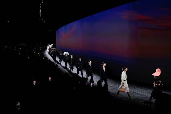 【ルック】シャネルがヴィルジニー ヴィアールによる2024/25年秋冬 プレタポルテ コレクションを発表