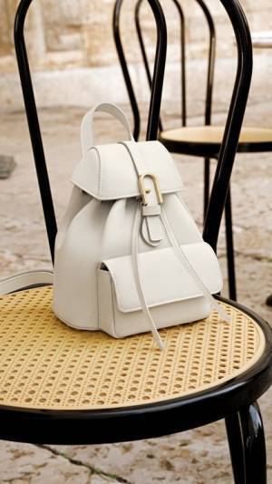 フルラが2024年春夏コレクションを発表。キャンペーンにイタリア人女優ガイア・ジラーチェ、ルドヴィカ・マルティーノを起用