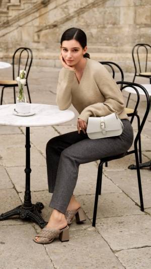 フルラが2024年春夏コレクションを発表。キャンペーンにイタリア人女優ガイア・ジラーチェ、ルドヴィカ・マルティーノを起用