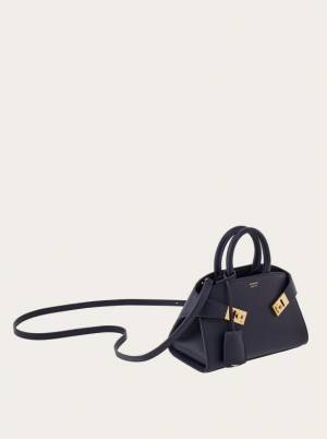 フェラガモのアイコンバッグ「HUG」にミニサイズが登場