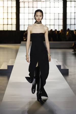 【ルック】グッチがサバト・デ・サルノによる2024年秋冬ウイメンズコレクションを発表