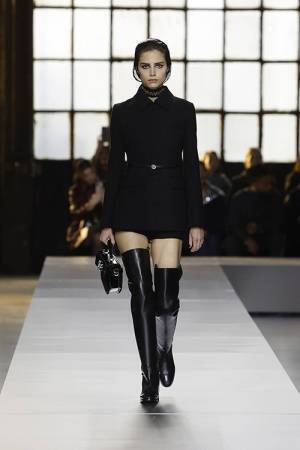 【ルック】グッチがサバト・デ・サルノによる2024年秋冬ウイメンズコレクションを発表