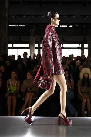 【ルック】グッチがサバト・デ・サルノによる2024年秋冬ウイメンズコレクションを発表