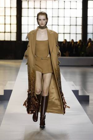 【ルック】グッチがサバト・デ・サルノによる2024年秋冬ウイメンズコレクションを発表