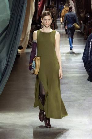 【ルック】フェンディがキム・ジョーンズによる2024年秋冬 ウイメンズコレクションを発表