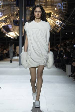 【ルック】ルイ・ヴィトンがニコラ·ジェスキエールによる2024年秋冬ウィメンズ・コレクションを発表