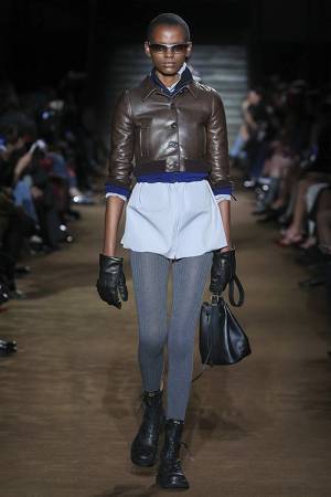 【ルック】ミュウミュウがパリのイエナ宮で2024年秋冬コレクションを発表