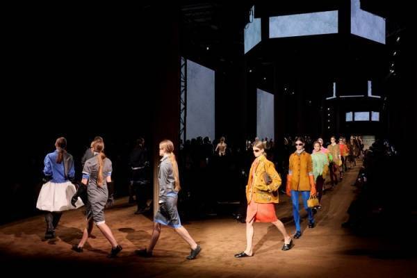 【ルック】ミュウミュウがパリのイエナ宮で2024年秋冬コレクションを発表