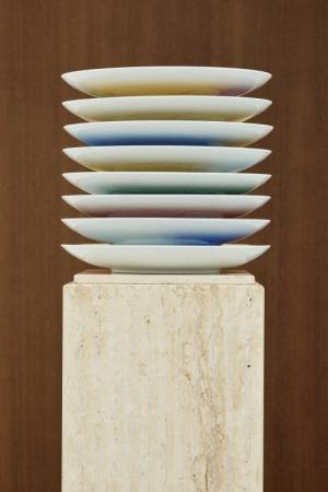 サンローラン リヴ・ドロワがミラノデザインウィークでエキシビションを開催。特別なプレートコレクションを展示