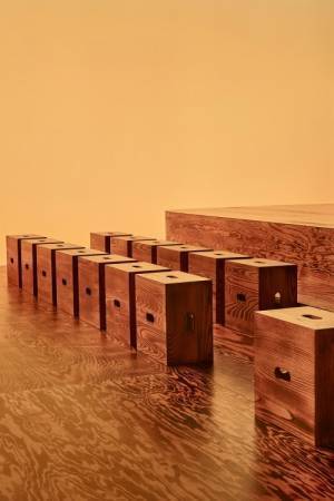 ボッテガ・ヴェネタがミラノデザインウィークでインスタレーション「On the Rocks」を発表