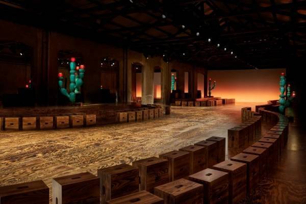 ボッテガ・ヴェネタがミラノデザインウィークでインスタレーション「On the Rocks」を発表