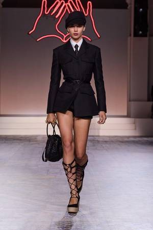 【ルック】ディオールがマリア・グラツィア・キウリによる2024年フォールコレクションを発表