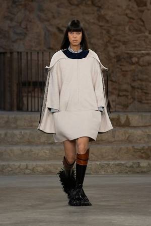 【ルック】ルイ・ヴィトンがニコラ·ジェスキエールによる2025クルーズ·コレクションをバルセロナで発表