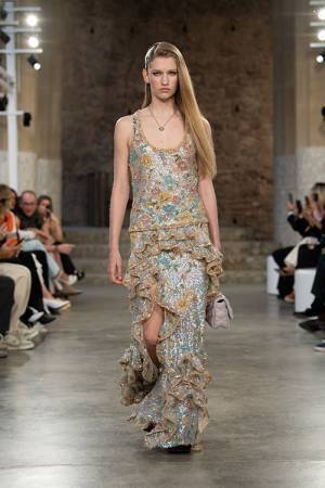 【ルック】ルイ・ヴィトンがニコラ·ジェスキエールによる2025クルーズ·コレクションをバルセロナで発表