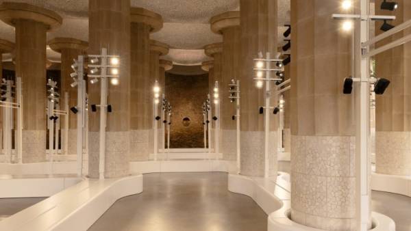 【ルック】ルイ・ヴィトンがニコラ·ジェスキエールによる2025クルーズ·コレクションをバルセロナで発表