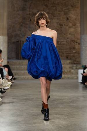 【ルック】ルイ・ヴィトンがニコラ·ジェスキエールによる2025クルーズ·コレクションをバルセロナで発表