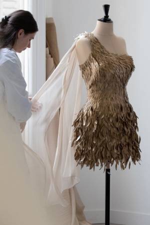 パリ2024オリンピック開会式に登場したアヤ・ナカムラが纏う衣装に宿るディオールのサヴォワールフェール