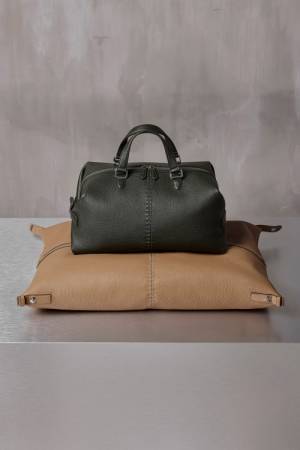 フェンディから平たいピローのように形を変えることができるダッフルバッグ「フェンディ シエスタ」が登場