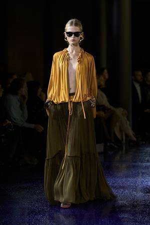 【ルック】サンローランがアンソニー・ヴァカレロによる2025年夏ウィメンズコレクションを発表