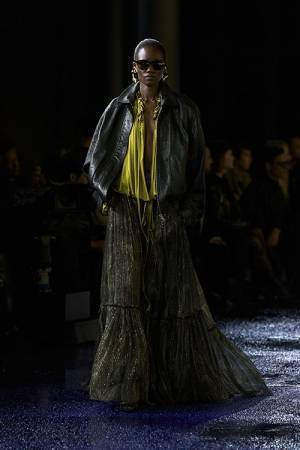 【ルック】サンローランがアンソニー・ヴァカレロによる2025年夏ウィメンズコレクションを発表