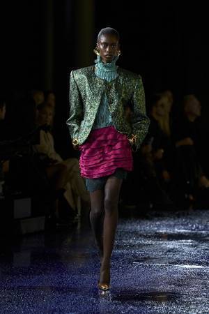 【ルック】サンローランがアンソニー・ヴァカレロによる2025年夏ウィメンズコレクションを発表