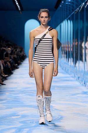 【ルック】ディオールがマリア・グラツィア・キウリによる2025年春夏 ウイメンズ コレクションを発表