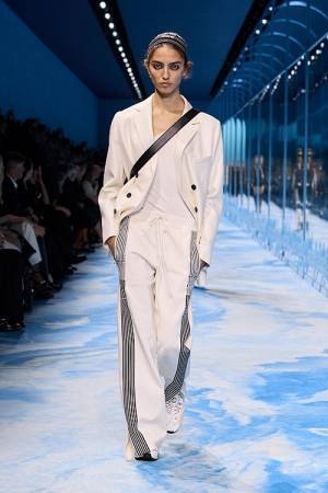 【ルック】ディオールがマリア・グラツィア・キウリによる2025年春夏 ウイメンズ コレクションを発表