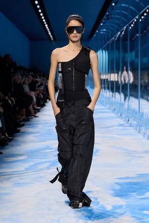 【ルック】ディオールがマリア・グラツィア・キウリによる2025年春夏 ウイメンズ コレクションを発表