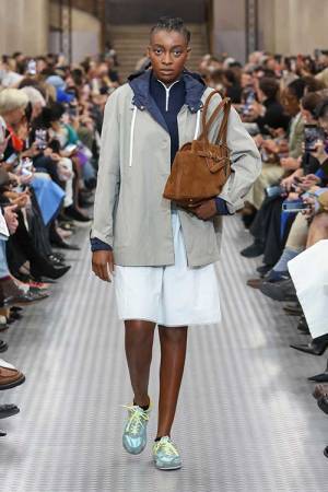 【ルック】ミュウミュウがミウッチャ・プラダによる2025年春夏コレクションをパリで発表