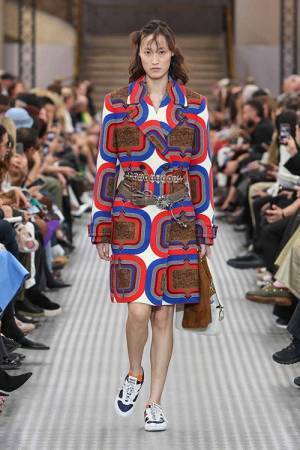 【ルック】ミュウミュウがミウッチャ・プラダによる2025年春夏コレクションをパリで発表