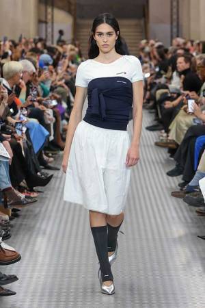 【ルック】ミュウミュウがミウッチャ・プラダによる2025年春夏コレクションをパリで発表