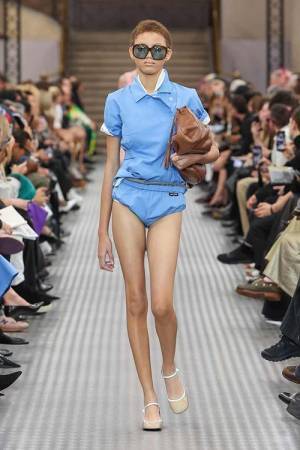 【ルック】ミュウミュウがミウッチャ・プラダによる2025年春夏コレクションをパリで発表