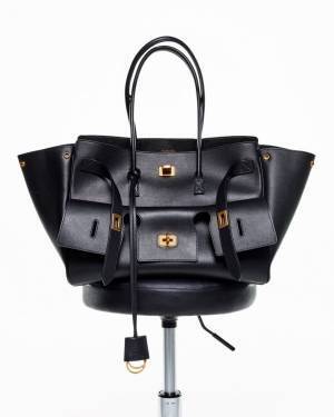 マリオ・ソレンティが撮影したバレンシアガのBel Air バッグの広告キャンペーンを発表。ケイト・モスらがッグの多用途性を強調