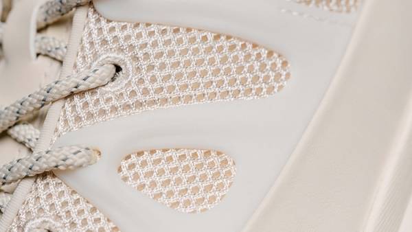 モンクレールがサレヘ・ベンバリーとのコラボ第2弾となるスニーカーを発表