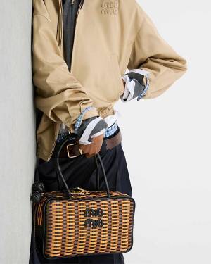 ミュウミュウが2025年プレリュードコレクションを発表