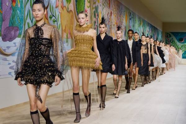 【ルック】ディオールがマリア・グラツィア・キウリによる2025年春夏オートクチュール コレクションを発表