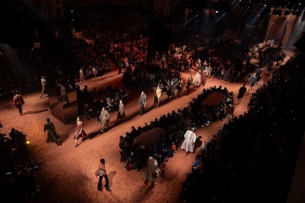 【ルック】フェンディが2025-26年秋冬 ウィメンズ・メンズコレクションを発表