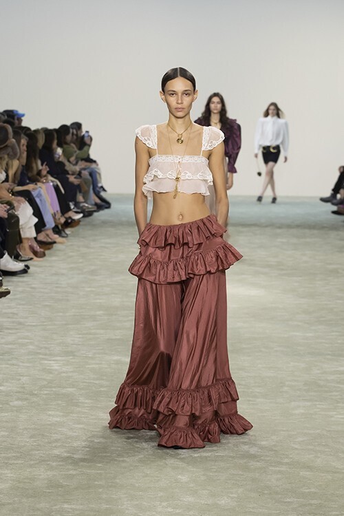 【ルック】クロエが2025年ウィンターコレクションをパリで発表