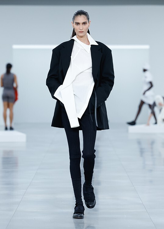 【ルック】イッセイ ミヤケが2025/26年秋冬コレクションをパリで発表