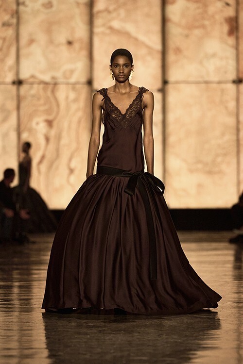 【ルック】サンローランがアンソニー・ヴァカレロによる2025年冬ウィメンズコレクションを発表