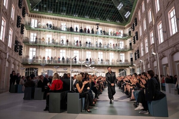 【ルック】ルイ·ヴィトンがニコラ·ジェスキエールによる2025秋冬ウィメンズ・コレクションを発表