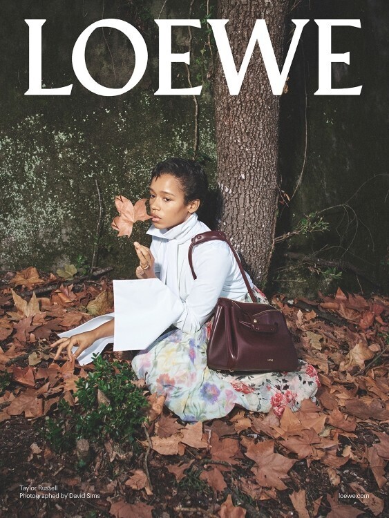 ロエベからやわらかな台形のシルエットを描く新作バッグ「マドリード」が登場