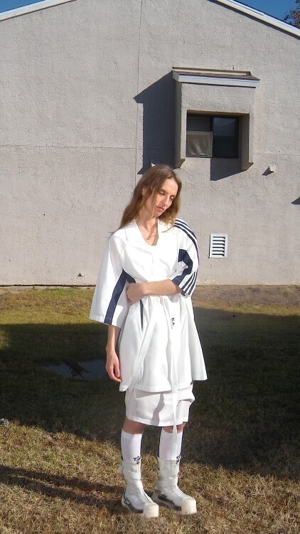 Y-3がペトラ・コリンズとモニ・ハワースによる2025年春夏コレクションの新ビジュアルを公開