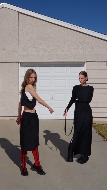 Y-3がペトラ・コリンズとモニ・ハワースによる2025年春夏コレクションの新ビジュアルを公開