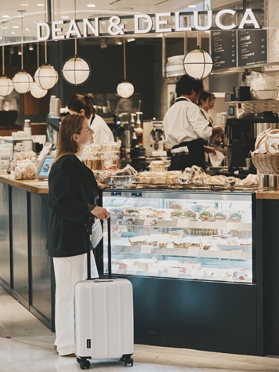 DEAN & DELUCAとBRIEFINGがコラボ。「食を巡る旅」をテーマにしたキャリーケースが登場