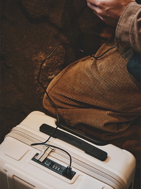 DEAN & DELUCAとBRIEFINGがコラボ。「食を巡る旅」をテーマにしたキャリーケースが登場